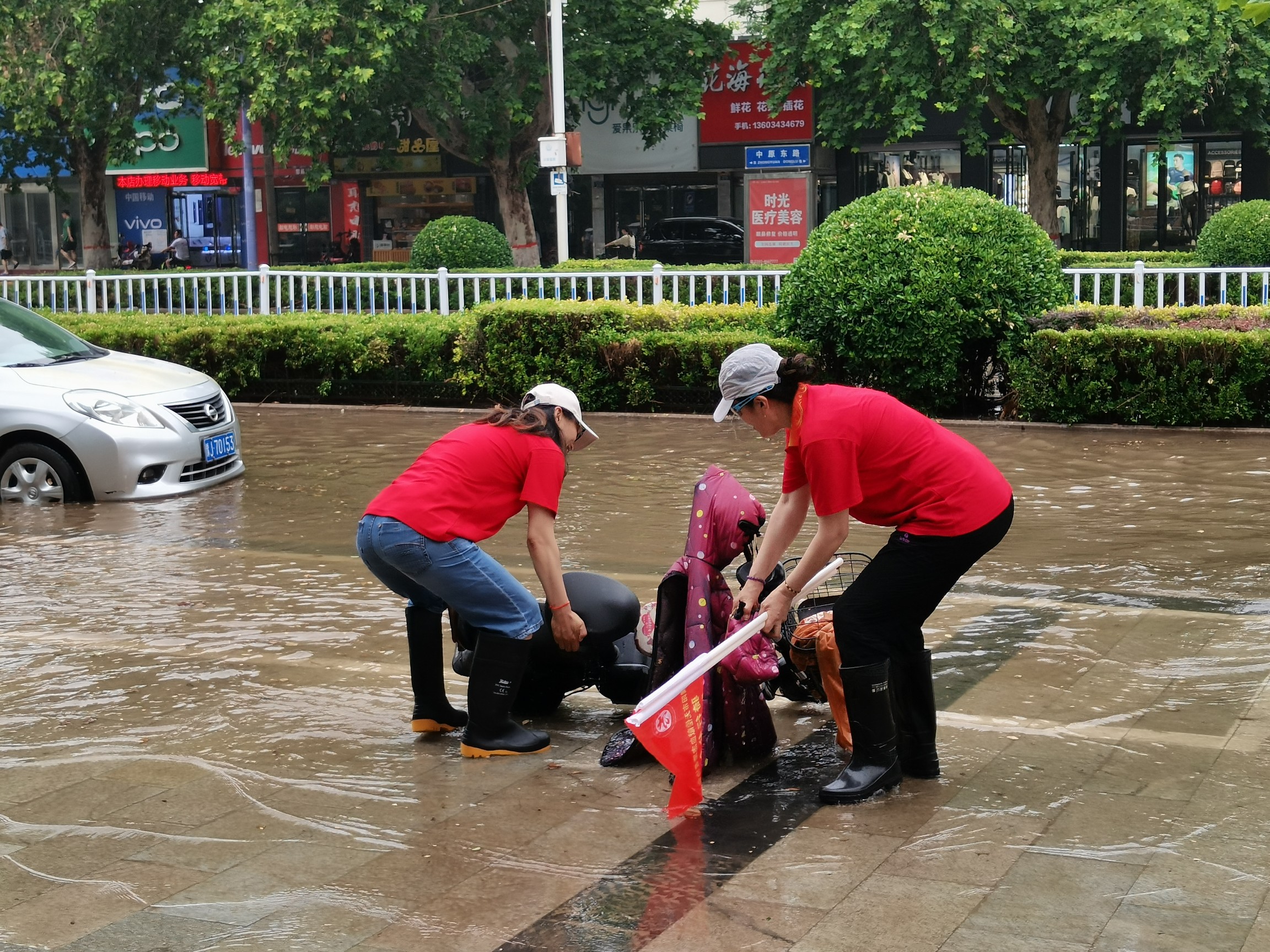 前路虽远,可我们一直在路上—濮阳突降暴雨,无偿献血志愿者自发在