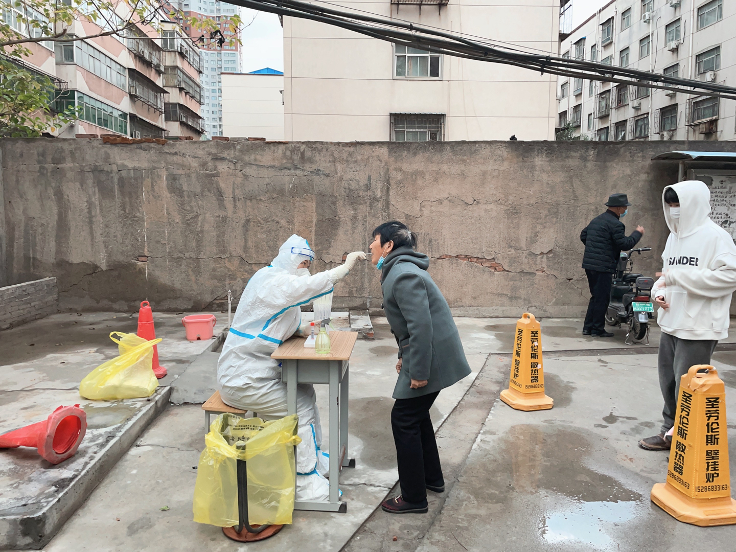 索河街道龙湖社区开展全民核酸检测志愿服务活动