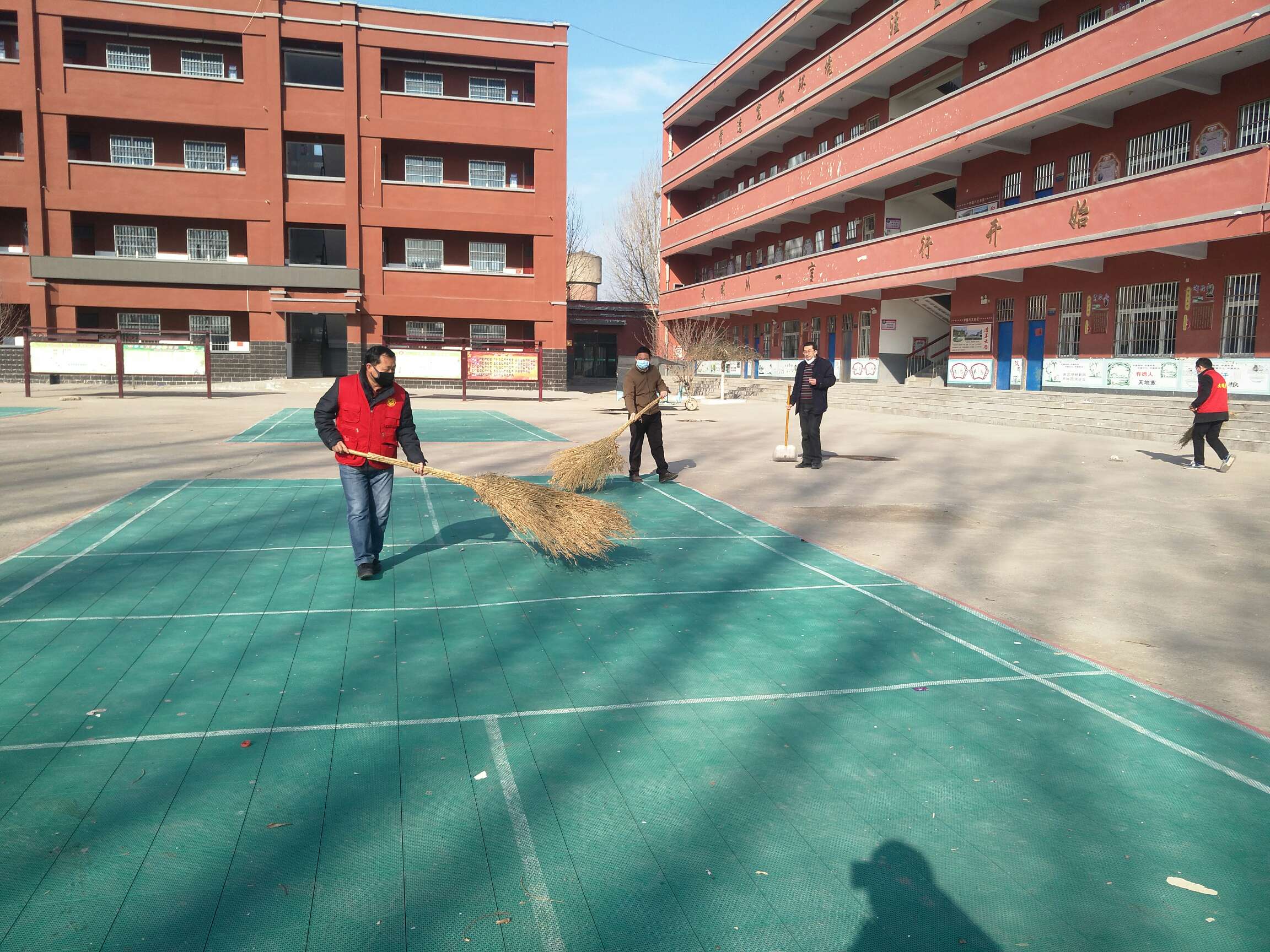 滑县王庄镇第三初级中学2月10日8301730组织党员志愿者者7名和教师