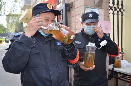 一杯开水暖人心！志愿者用实际行动“表白”防控一线值守者