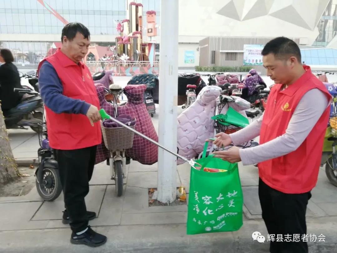 輝縣市志願者協會長張新建,副會長楊海波在尚泉廣場志願服務