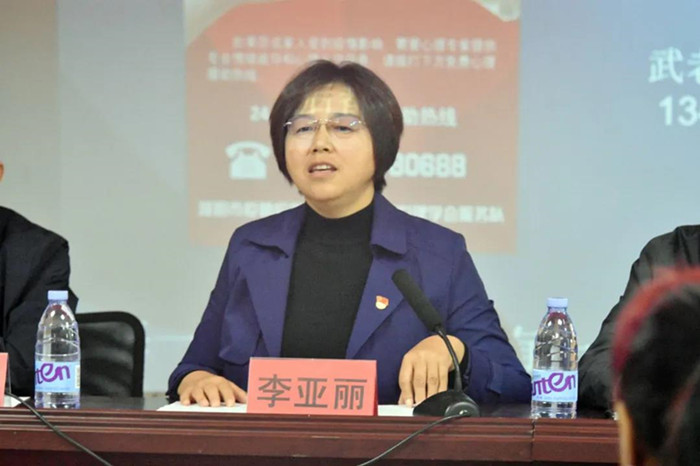 图为市委宣传部副部长,市文明办主任,市志愿服务联合会会长李亚丽讲话