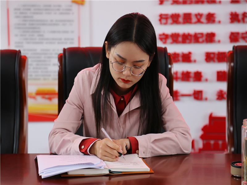 黄春梅.jpg
