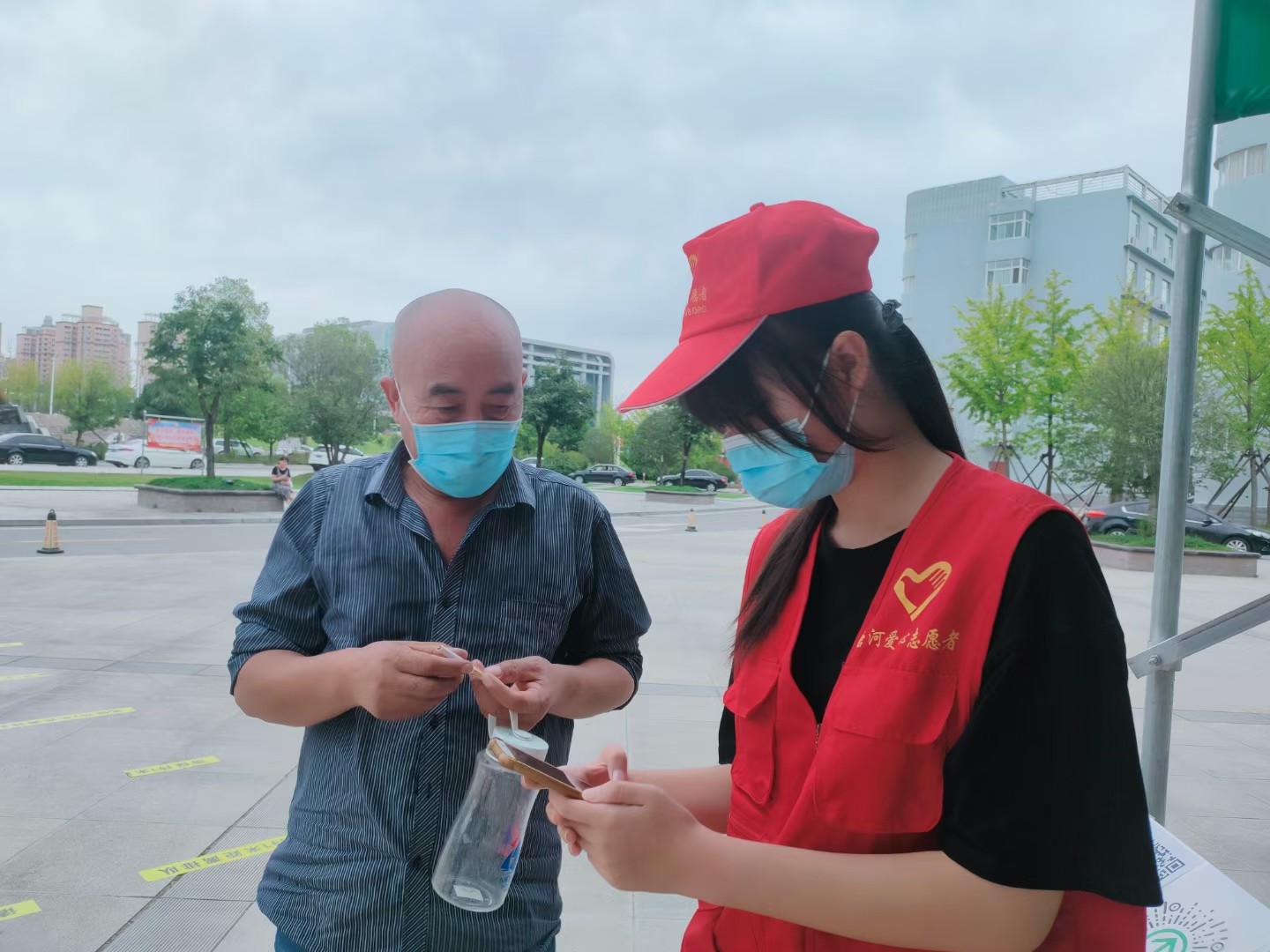 照片女大学生做义工的图片大全记录当志愿者的一天大学生图片大全志愿