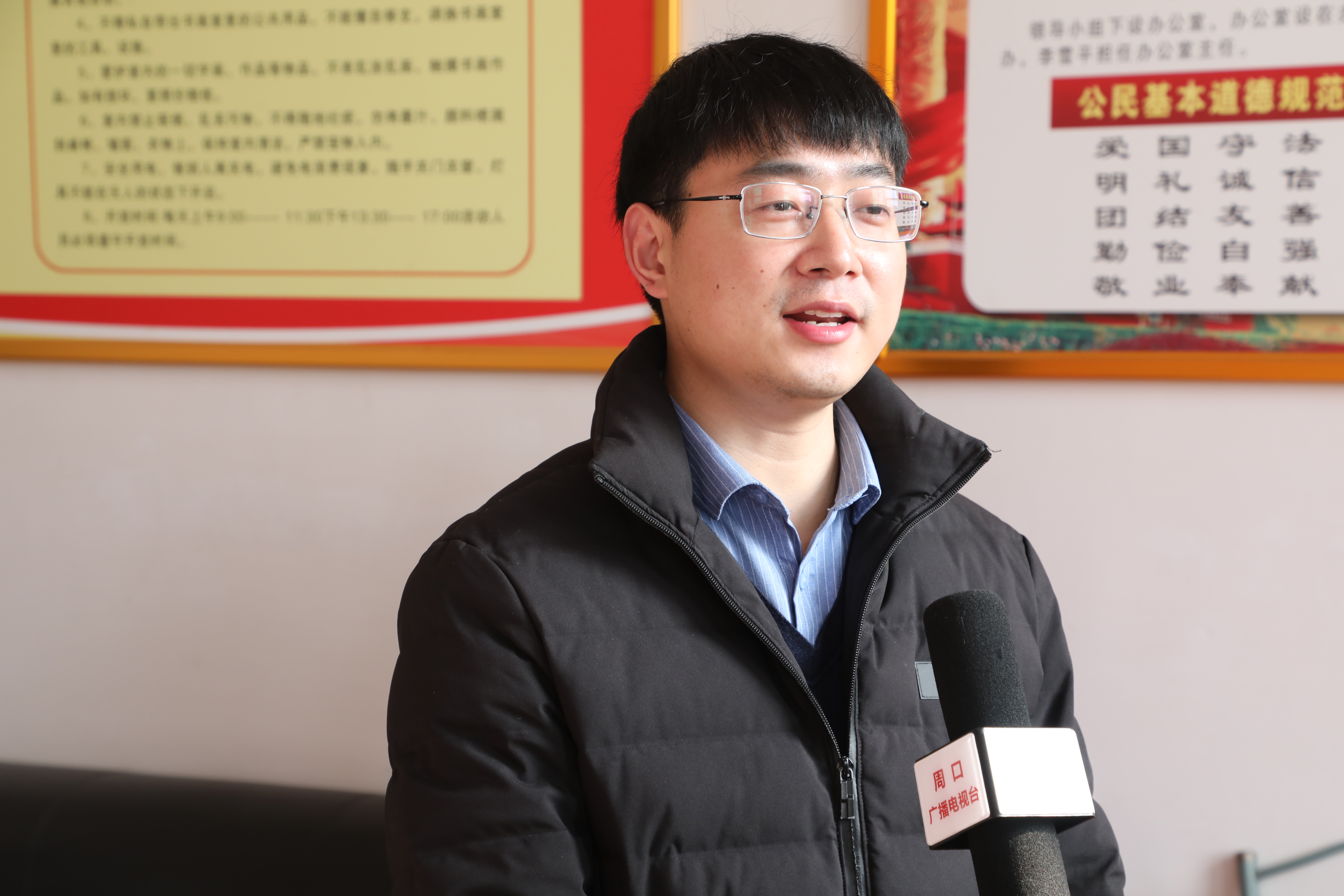 项城市东方街道办事处居民刘俊伟说:"这字写的真漂亮,手写的比市场上