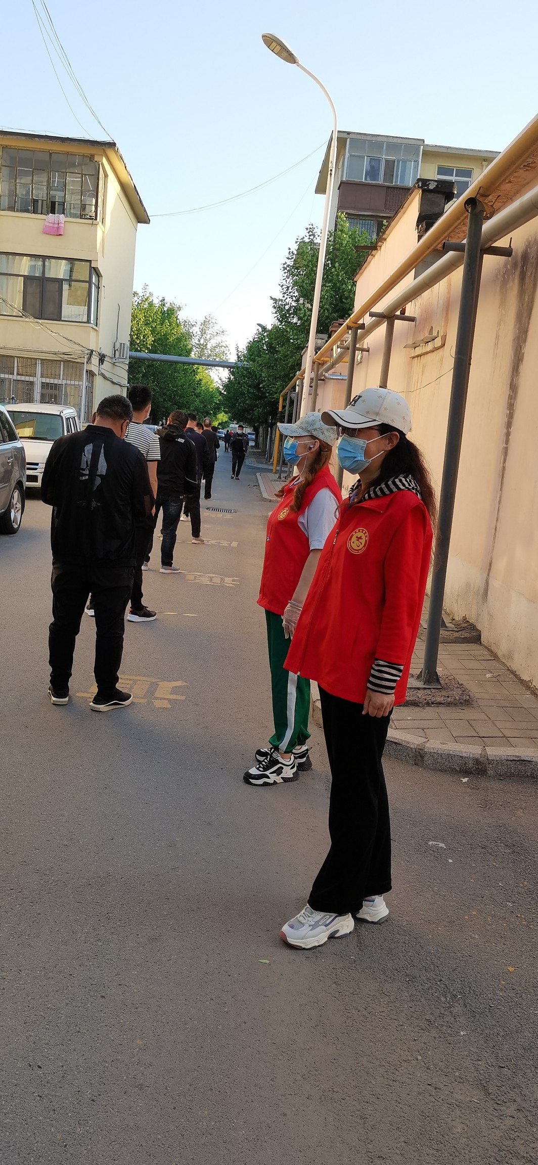 小区核酸筛查志愿服务连续三天小区志愿者们早晨五点半准时集合两组
