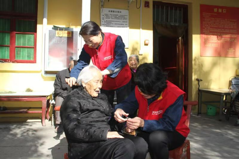 国网邓州市供电公司志愿者为老人提供贴心服务 图片来源:龙腾南阳