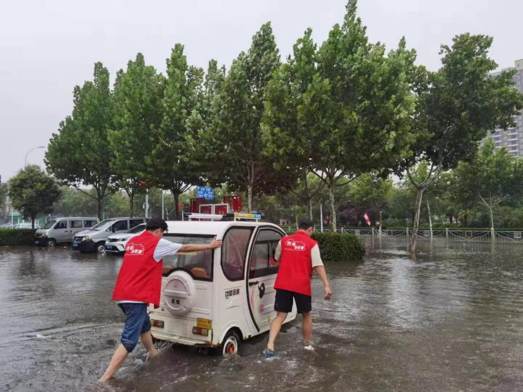 风雨同舟逆水前行河南青年志愿者广泛投身防汛救灾